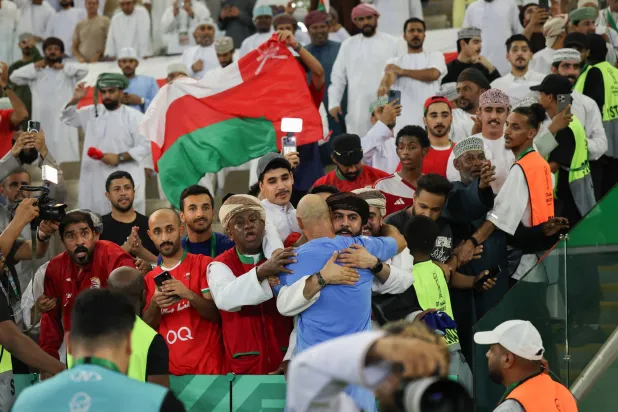 جماهير عمان تحتفل بالفوز المثير على الكويت (تصوير: عدنان مهدلي)