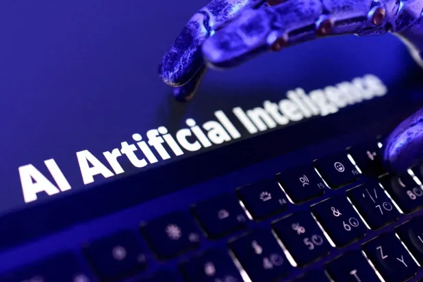 “Yapay zekâ” ifadesi, bir klavye ve robotik el (Reuters)