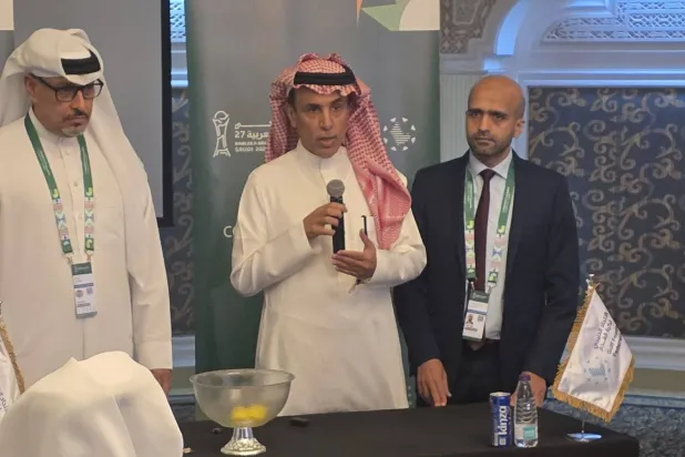 الدكتور خالد المقرن قبل لحظات من إجراء القرعة (الشرق الأوسط)