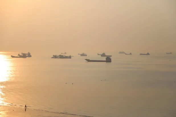 سفن في مضيق هرمز تنتظر العبور 28 سبتمبر 2026 (رويترز)