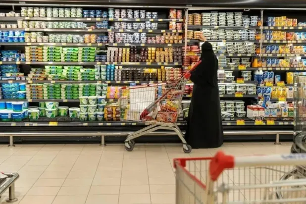 امرأة تتبضع من أحد المراكز التجارية والتموينية في السعودية (واس)