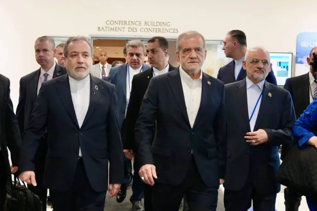 الرئيس الإيراني مسعود بزشكيان ووزير خارجيته عباس عراقجي على هامش أعمال الجمعية العامة في نيويورك (الخارجية الإيرانية)