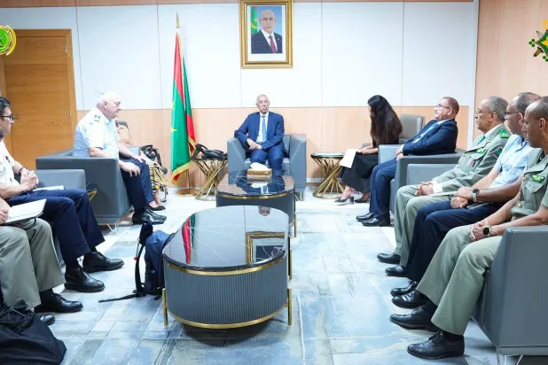 جانب من اجتماعات وفد الناتو مع وزير الدفاع الموريتاني حننه ولد سيدي في نواكشوط الثلاثاء (الجيش الموريتاني)