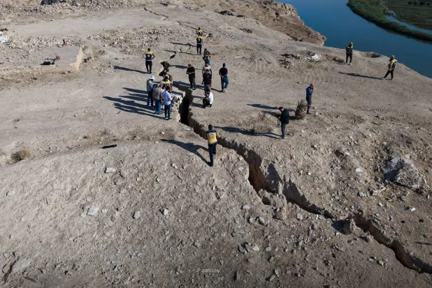 تشققات في «جهفة الباغوز» بدير الزور على الحدود السورية العراقية (سانا)