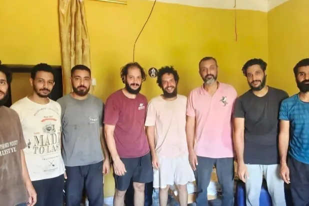 البحارة المصريون عقب تحريرهم الأربعاء (صفحة وزارة الخارجية المصرية على «فيسبوك») 