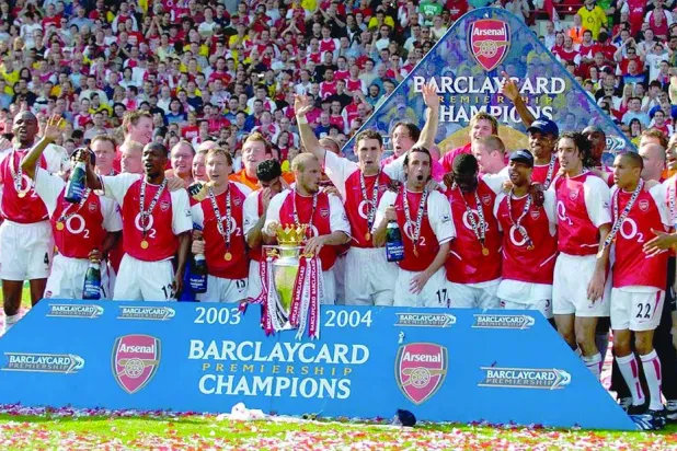 
آرسنال بقيادة أرسين فينغر يتوَّج بلقب الدوري الإنجليزي موسم 2003 - 2004 من دون أي خسارة (إ.ب.أ)