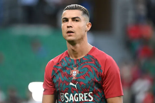 كريستيانو رونالدو خلال الإحماء قبل مباراة البرتغال وويلز في دوري الأمم الأوروبية (د.ب.أ)