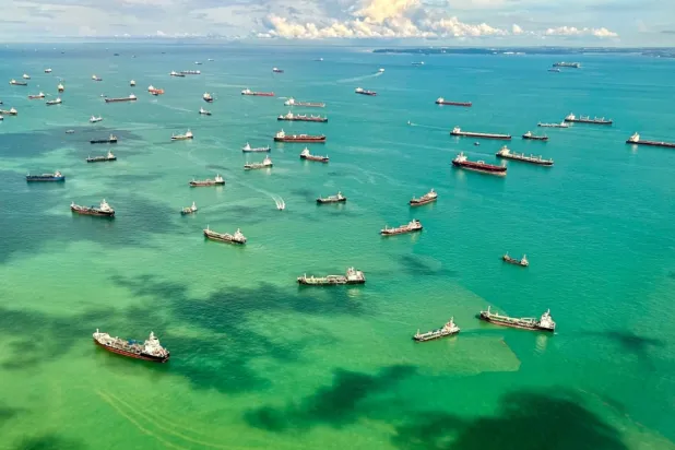 Ticari uçaktan çekilen bir fotoğraf, Singapur'da boğaz boyunca demirlemiş kargo gemilerini gösteriyor, 7 Nisan 2025(AFP)