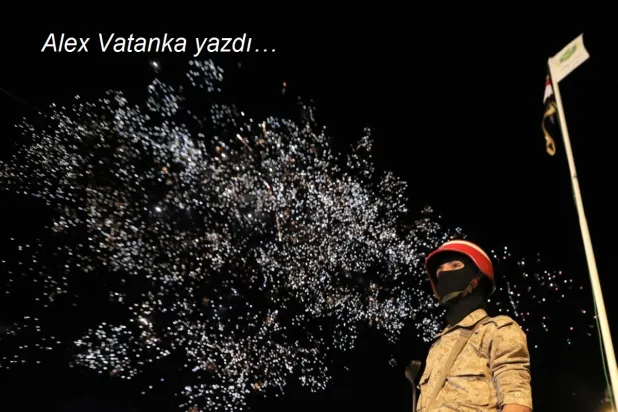 20 Eylül 2026'da Sana'da, Husi milislerinin Yemen'in başkentini ele geçirmesinin 12. yıldönümünü anmak için düzenlediği tören sırasında nöbet tutan bir güvenlik görevlisi