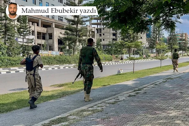 Mekelle kentindeki bir ana caddede yürüyen Tigray Halk Kurtuluş Cephesi mensupları, 23 Eylül 2026 (AFP)