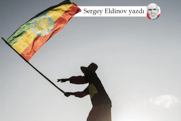 Addis Ababa'da, Etiyopya Silahlı Kuvvetleri'ni desteklemek için düzenlenen bir gösteri sırasında toplanan diğerlerine katılan bir adam Etiyopya bayrağı sallıyor (AFP)