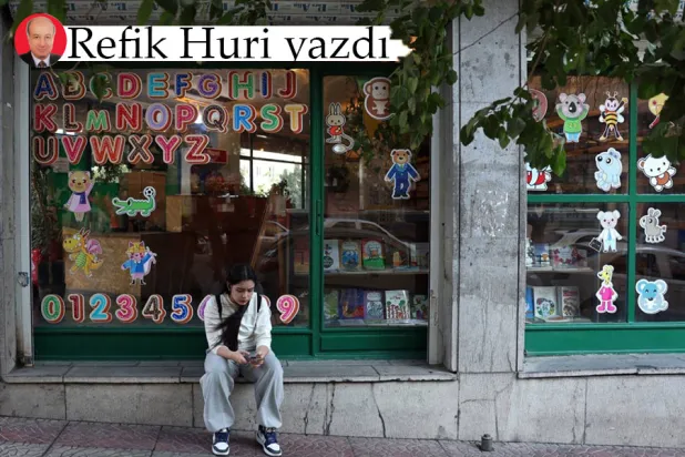 Fotoğraf: Tahran'da İngilizce kitaplar satan kitapçının önünde oturan bir kız (AFP)