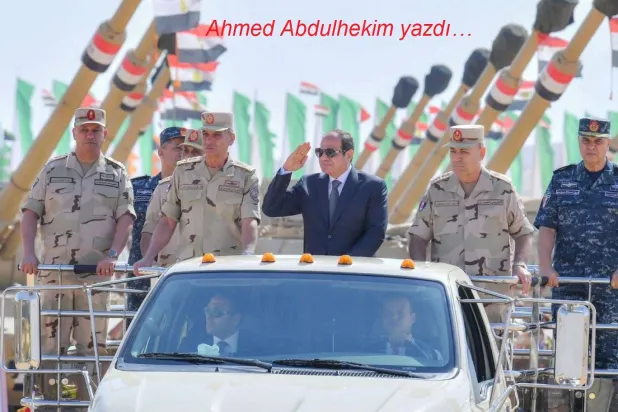 Mısır Cumhurbaşkanı Abdulfettah es-Sisi, Süveyş'te ordu birliklerini denetliyor, Ekim 2023 (Reuters)