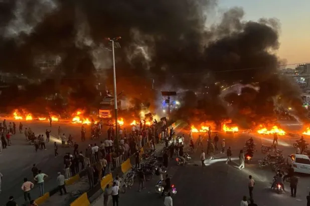 Akaryakıta yaklaşık yüzde 40 zam yapılmasıyla başlayan protestolarda İdlib'deki göstericiler ana yolları kapatmıştı (AP)