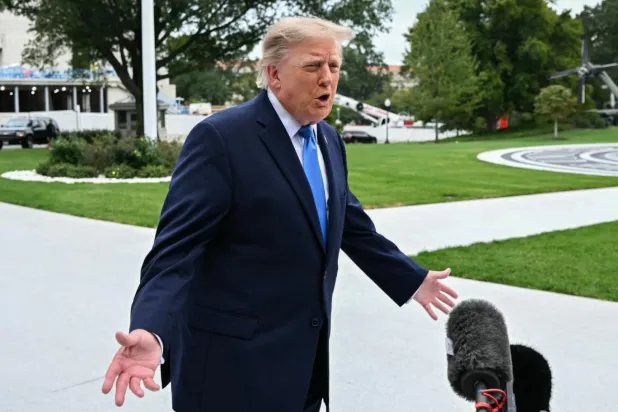 2026 ara seçimlerine sadece haftalar kala Başkan Donald Trump'ın şimdiye kadarki en düşük onay oranını gören Cumhuriyetçilerin "triaj" modunda olduğu ve Demokratların Kongre'deki kazanımlarını sınırlamayı umdukları bildiriliyor (AFP)