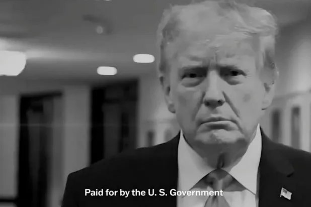 Trump'ın, askeri görüntülerin ve övgü dolu ifadelerin yer aldığı, vergi mükelleflerinin parasıyla finanse edilen reklamlar ara seçimler öncesinde ülke genelinde yayımlanıyor. Reklamlar arasında "Tanrı Trump'ı yarattı" iddiasını taşıyanlar da var (Beyaz Saray)