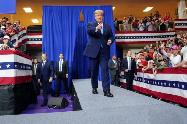 ABD Başkanı Donald Trump, 3 Ekim 2026'da ABD'nin Ohio eyaletine bağlı Vandalia'daki Butler Lisesi'nde düzenlenen mitingde yürürken el hareketleri yapıyor. Trump, destekçilerine kendi bölgelerinde veri merkezi inşasına karşı çıkmamaları gerektiğini söyledi (Reuters)