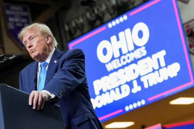 Haberlerde ABD Başkanı Donald Trump'ın 3 Ekim'de miting düzenlediği Ohio'daki 4 bin 500 kişilik lise spor salonunda boş alanlar olduğu belirtildi. Bu durum, Trump'ın binlerce kişinin geri çevrildiği yönündeki iddialarıyla doğrudan çelişiyordu (Reuters)