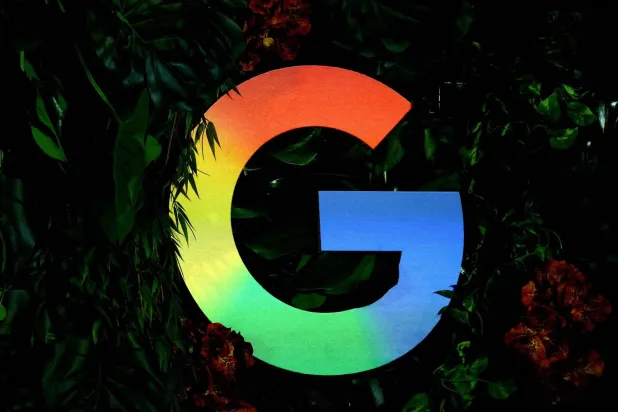 11 Kasım 2025'te Almanya'nın Berlin kentinde düzenlenen bir basın toplantısında Google logosu görülüyor (Reuters)