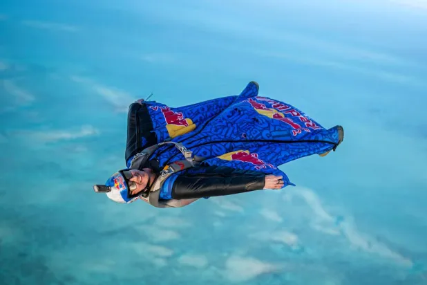 Wingsuit uçuşunda sporcular, yarışmanın hız kategorisinde saatte 200 kilometreyi aşabilen yatay hızlara ulaşabiliyor. Özel rekor denemelerindeyse bu değer çok daha yukarı çıkabiliyor (Red Bull)