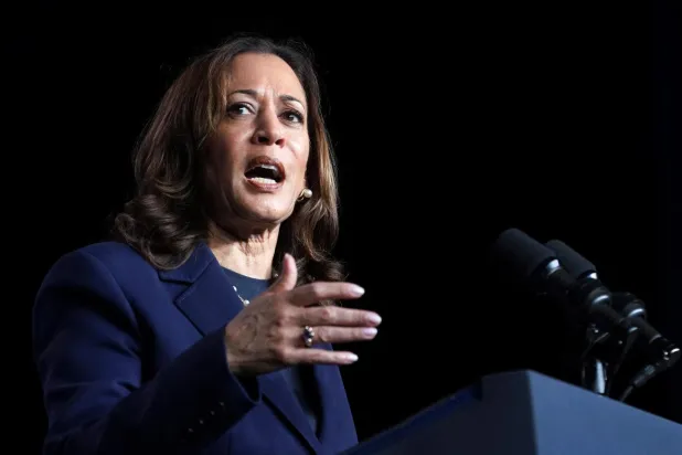Kamala Harris, 2020'de Demokrat Parti'nin başkan adaylığı için ön seçime katılmış ancak sonra yarıştan çekilmişti (Reuters)