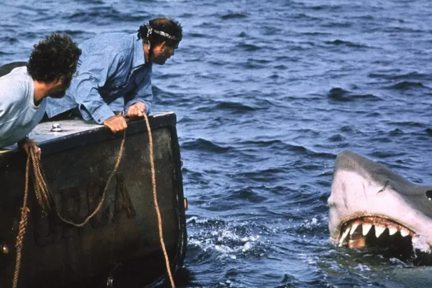 Peter Benchley'nin aynı adlı romanından uyarlanan Jaws, küçük tatil kasabası Amity'de insanlara saldıran devasa bir beyaz köpekbalığı ve onu durdurmaya çalışan üç adamın mücadelesini anlatıyordu (Universal)