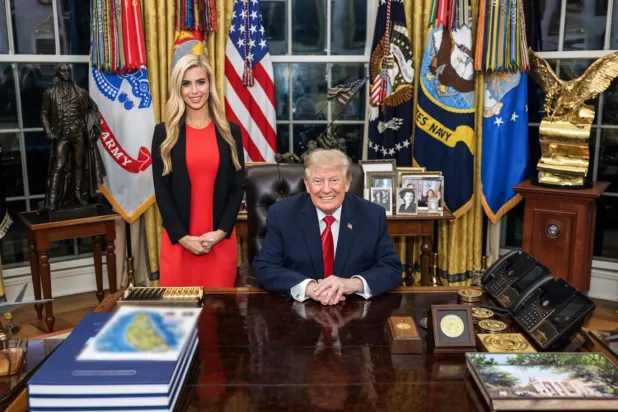 Katie Zacharia, X'teki veda gönderisinde Trump'la fotoğrafını paylaştı (X/@KatieZacharia)