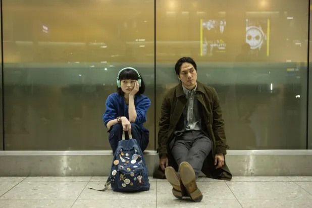 Shōgun yıldızı Takehiro Hira (sağda) ve Aoi Okuyama'yı buluşturan 8 bölümlük Giri/Haji aile, suç ve ahlaki ikilemleri merkeze alıyor (Netflix)