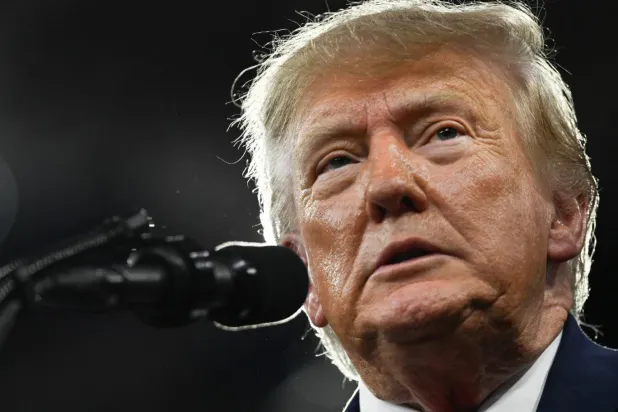 ABD Başkanı Donald Trump, kasımdaki ara seçimler öncesinde onay oranının düştüğünü gösteren anketleri "yalan" diye niteledi ve destek oranının yüzde 60'a daha yakın olduğunu iddia etti (AFP)
