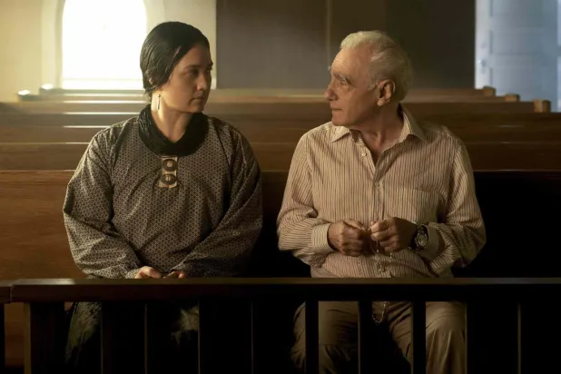 40 yaşındaki Lily Gladstone (solda) Martin Scorsese'nin (sağda) 2023 yapımı filmi Dolunay Katilleri'ndeki performansıyla Oscar'a aday gösterilmişti (Paramount Pictures, Apple TV)