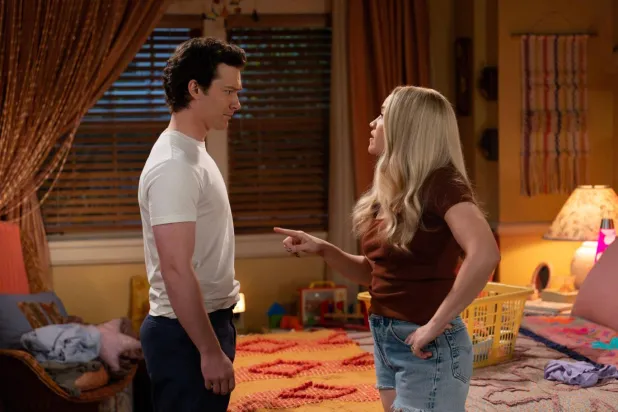 Emily Osment ve Montana Jordan'ın canlandırdığı karakterler ilk kez 5. sezonda öpüşmüştü (CBS)