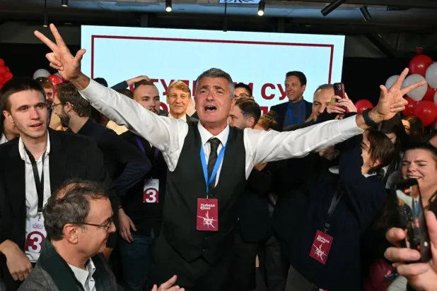 Protesto hareketi içindeki oylamada Öğrenci Listesi'nin başına kardiyolog Ilija Srdanovic getirilmişti ancak kendisinin hiyerarşik yapıdakine benzer bir politika belirleme yetkisi yok (AFP)