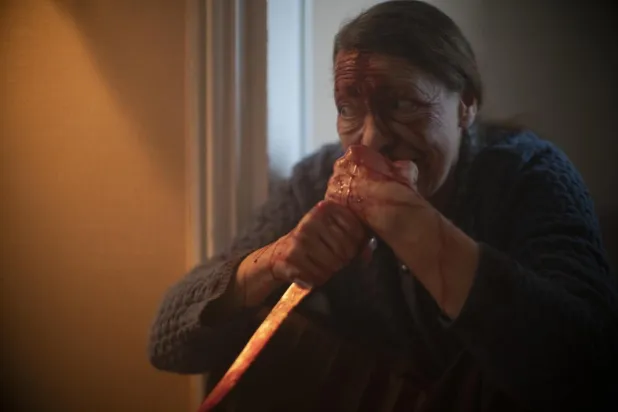 Mireille Herbstmeyer'in canlandırdığı Bayan Daugeron, kötü ruhun ele geçirdiği karakterlerden biri (Netflix)