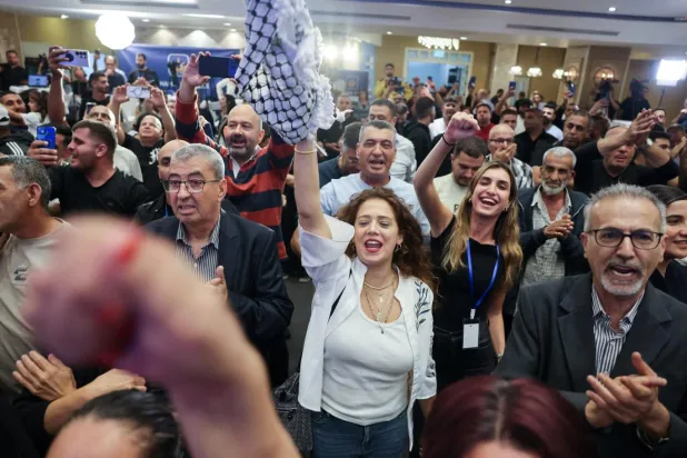 Ağırlıklı olarak İsrail'deki Filistinlileri temsil eden Ortak Liste'nin destekçileri, ittifakın yakaladığı başarıyı kutladı (AFP)