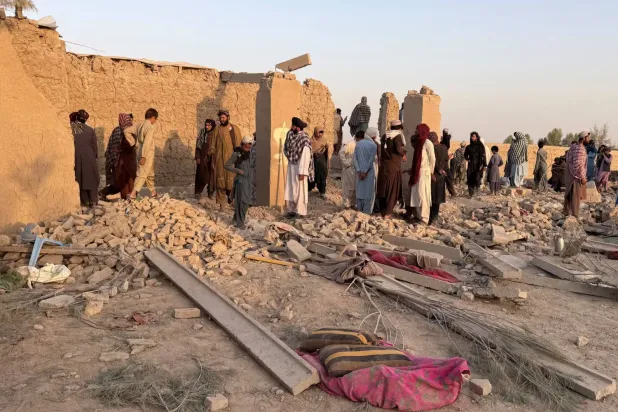 Taliban’ın Helmand vilayetinde yaptığı açıklamaya göre, Pakistan’ın düzenlediği hava saldırısında hasar gören bir ev. (Reuters)