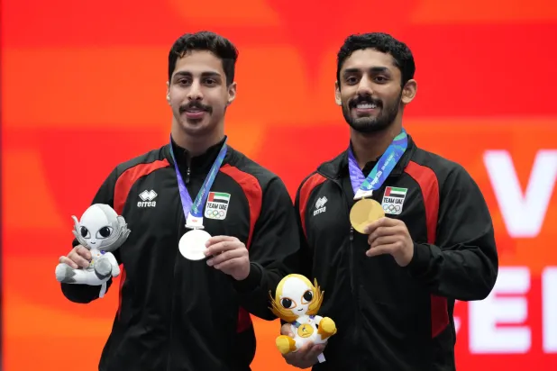 فاز الإماراتي خالد الشحي بالذهبية بعدما تفوق على مواطنه عمر السويدي الذي اكتفى بالفضة (أ.ب)