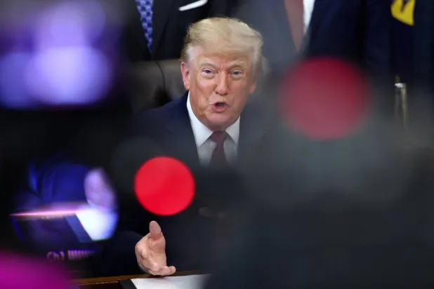 الرئيس الأميركي دونالد ترمب يتحدث في المكتب البيضاوي بالبيت الأبيض في واشنطن، الأربعاء (رويترز)