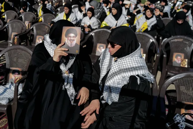مؤيدون لـ«حزب الله» يحملون صورة أمينه العام السابق حسن نصر الله في الذكرى الثانية لاغتياله في ضاحية بيروت الجنوبية (رويترز)