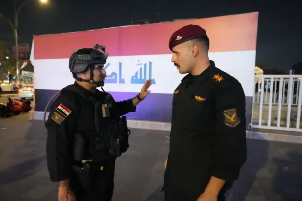 عناصر من الأمن العراقي في ساحة التحرير ببغداد خلال احتفالات «يوم السيادة» عقب اكتمال انسحاب القوات الأميركية (د.ب.أ)