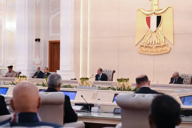 الرئيس المصري عبد الفتاح السيسي خلال لقاء قبل يومين مع عدد من كبار المسؤولين وقادة الجيش والشرطة ومجموعة من العمد والمشايخ (الرئاسة المصرية)