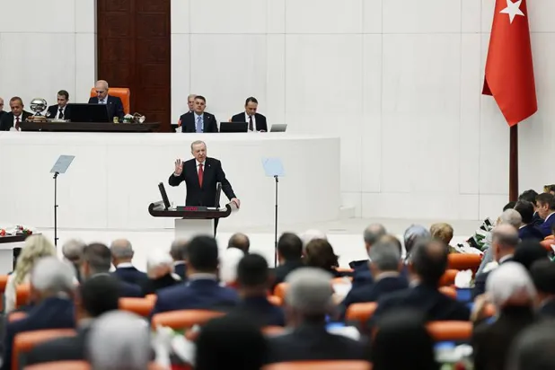 الرئيس التركي رجب طيب إردوغان متحدثاً في الجلسة الافتتاحية للدورة البرلمانية الجديدة (الرئاسة التركية)