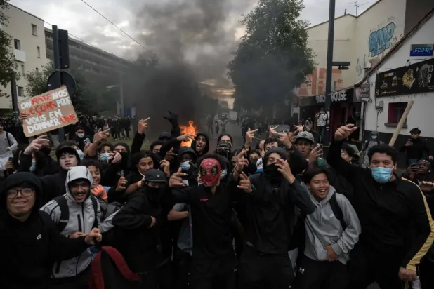 Fransa’nın birçok kentinde devam eden öğrenci hareketi kapsamında düzenlenen gösteri sırasında, Toulouse kentindeki “Lycée Déodat” lisesinden öğrenciler. (AFP)