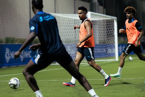 الدوسري خلال مشاركته في الحصة التدريبية الجماعية (نادي الهلال)