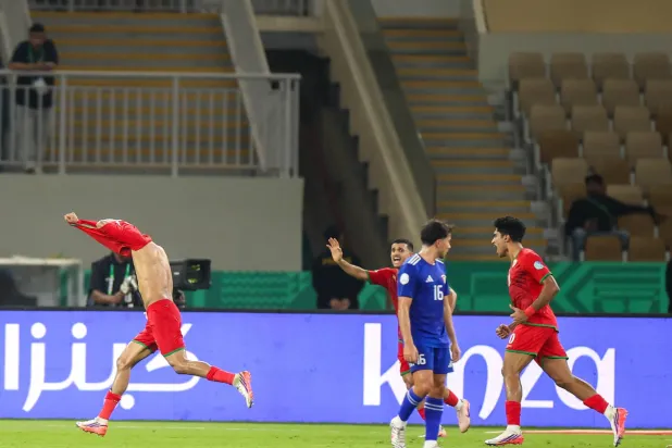 وسط صدمة لاعب الكويت كان العمانيون يحتفلون بتأهلهم اللافت (عدنان مهدلي)