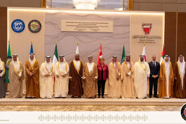 صورة جماعية لوزراء المالية ومحافظي البنوك المركزية بدول مجلس التعاون خلال اجتماعهم في المنامة (إكس)