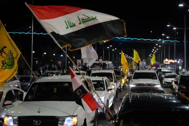 Bir silahlı grubun destekçileri, 30 Eylül 2026’da ABD öncülüğündeki “Uluslararası Koalisyon”un Irak’tan çekilmesini kutluyor. (Reuters)