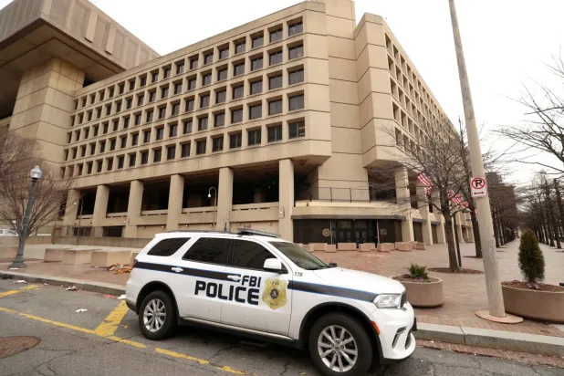 ABD Federal Soruşturma Bürosu’na (FBI) ait bir araç, 3 Şubat 2025’te Washington’daki merkez binasının önünde (Reuters)