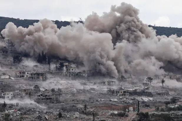 İsrail güçlerinin 28 Eylül 2026’da Lübnan’ın güneyindeki Mansuri beldesinde düzenlediği bir dizi patlamanın ardından yükselen duman (AFP)