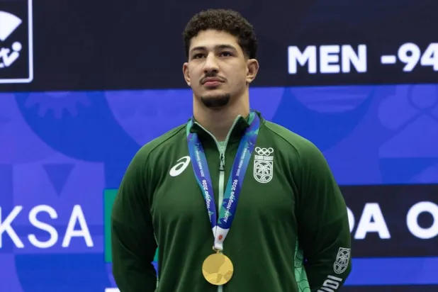 السعودي عمر ندا خلال تتويجه بالميدالية الذهبية في منافسات الجيوجيتسو لوزن تحت 94 كلغ (فريق السعودية)