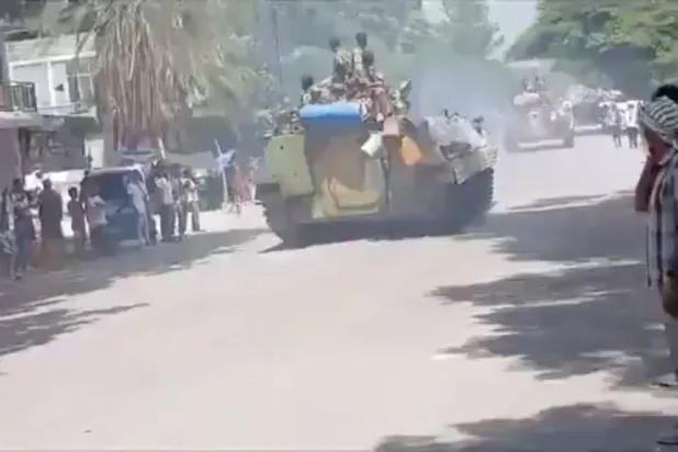 مسلحون يستقلون مركبات مدرعة يسيرون في مدينة ألاماتا بإثيوبيا (رويترز)